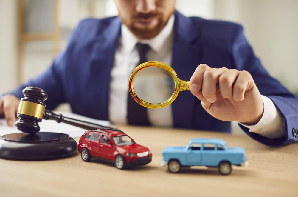 Injured person meeting with a personal injury attorney after a car accident