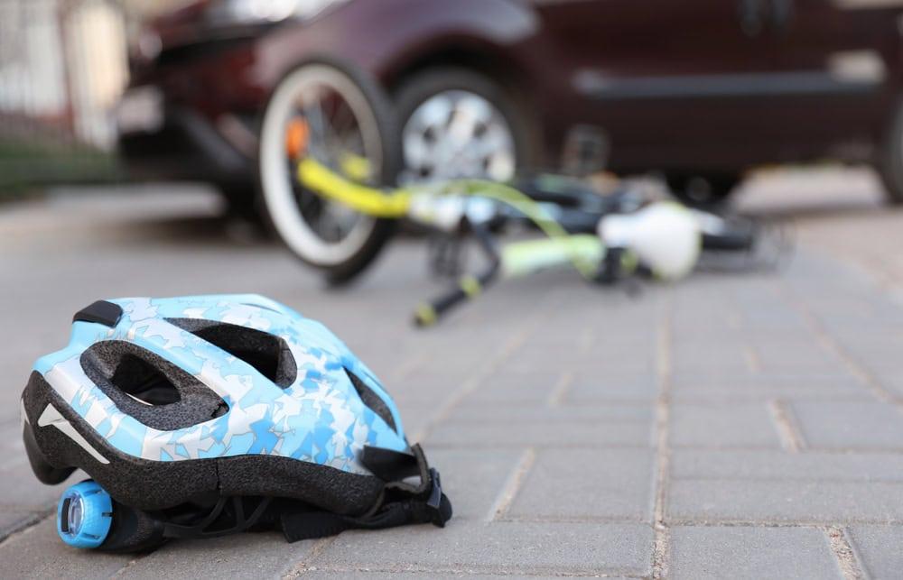 Chicago bicycle accident lawyer explaining legal options to an injured cyclist.